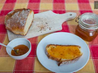 Pane e marmellata � Un classico intramontabile era poi il pane con la marmellata, preparato per� con confetture non industriali che mamme e nonne preparavano in casa utilizzando la frutta di stagione